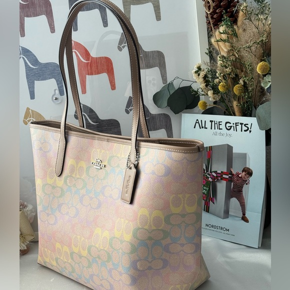 Coach City Tote Bag In Rainbow Signature Canvas CDA93 Sand Multi NWT - Picture 3 of 9